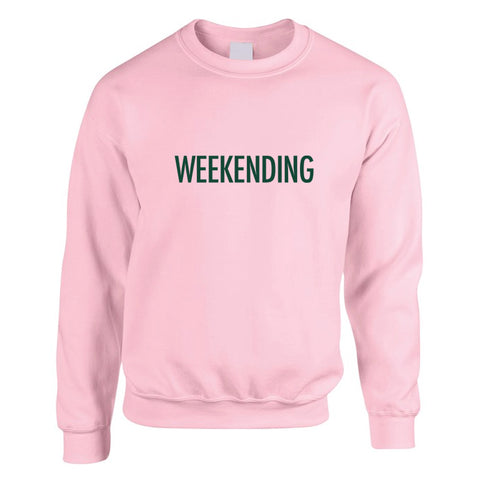 Light pink sweatshirt with a weekending slogan printed in forest green